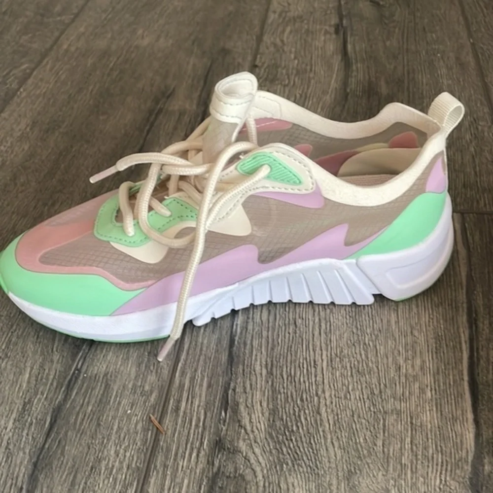 NWT Fabletics shoes Larchmont performance sneaker size 6.5